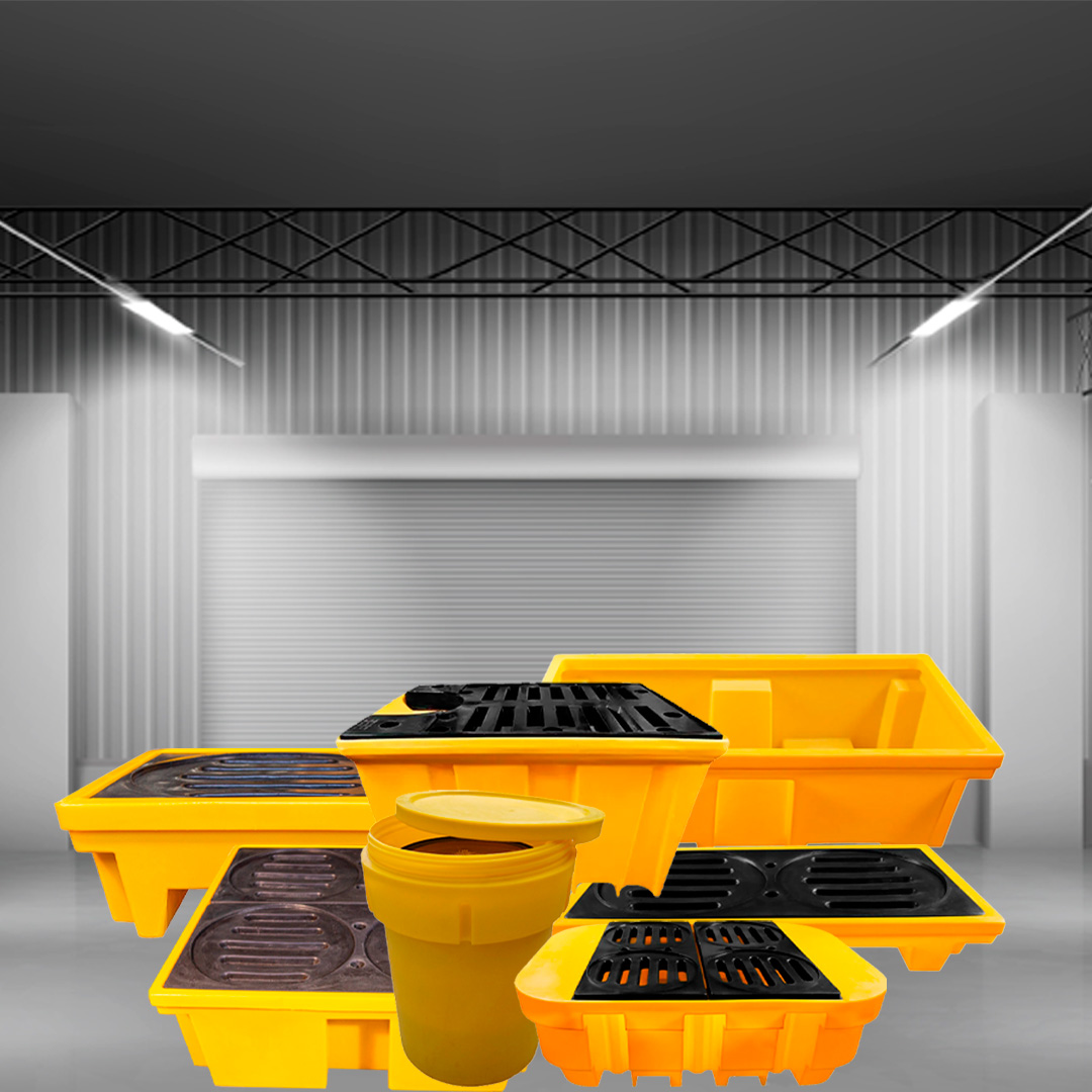Pallets de contenção da Asfalto Multi fabricados em PEAD virgem, resistentes e com proteção UV, usados para armazenar produtos químicos e evitar vazamentos, garantindo segurança operacional e ambiental.